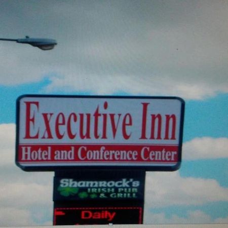 Executive Inn Hotel And Conference Center 로턴 외부 사진