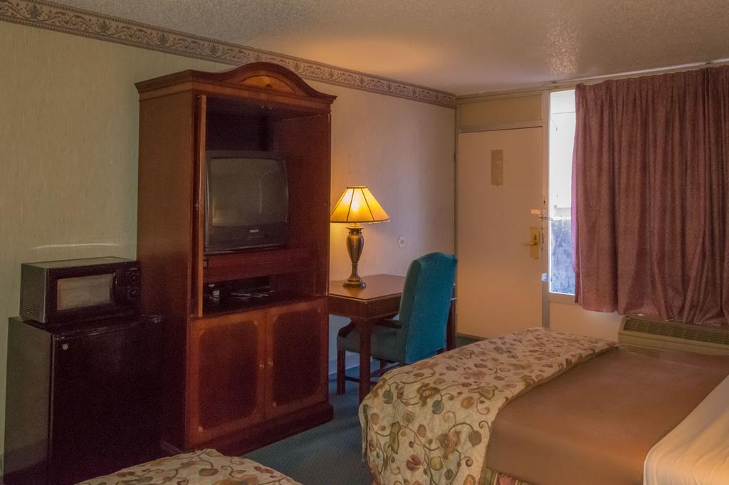 Executive Inn Hotel And Conference Center 로턴 객실 사진