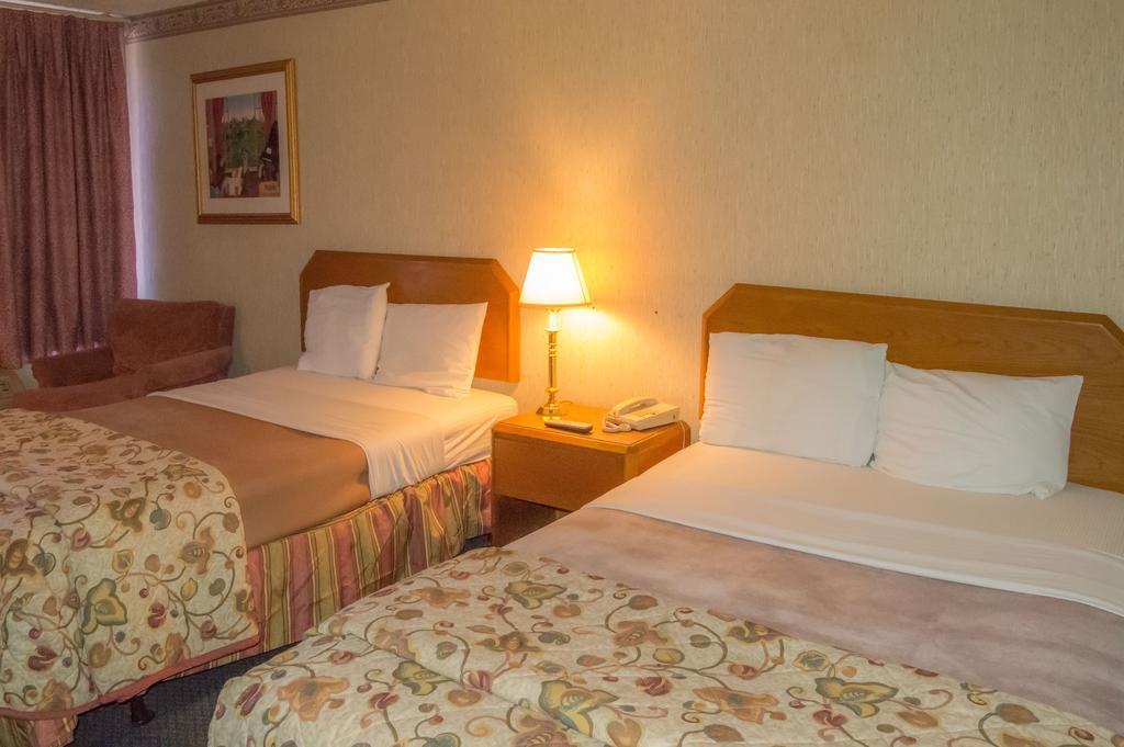 Executive Inn Hotel And Conference Center 로턴 객실 사진