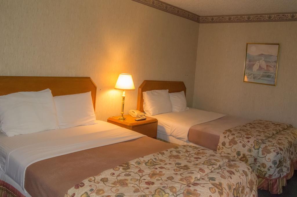 Executive Inn Hotel And Conference Center 로턴 객실 사진