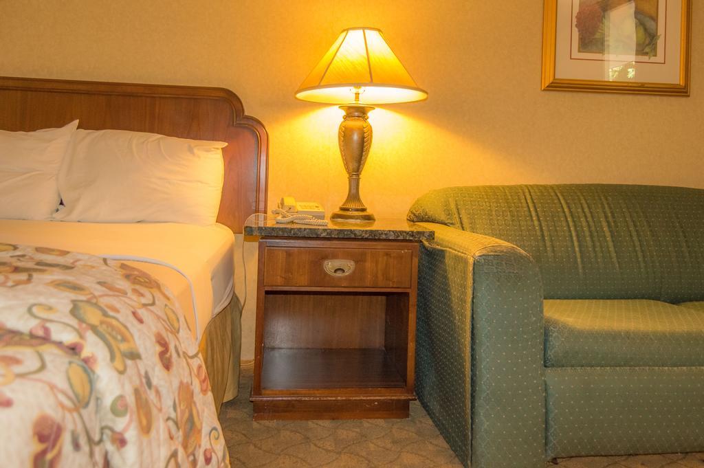Executive Inn Hotel And Conference Center 로턴 객실 사진
